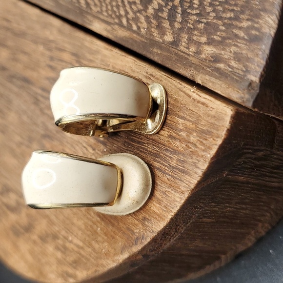 E518 cream eggshell vintage clip on earrings - Picture 2 of 3